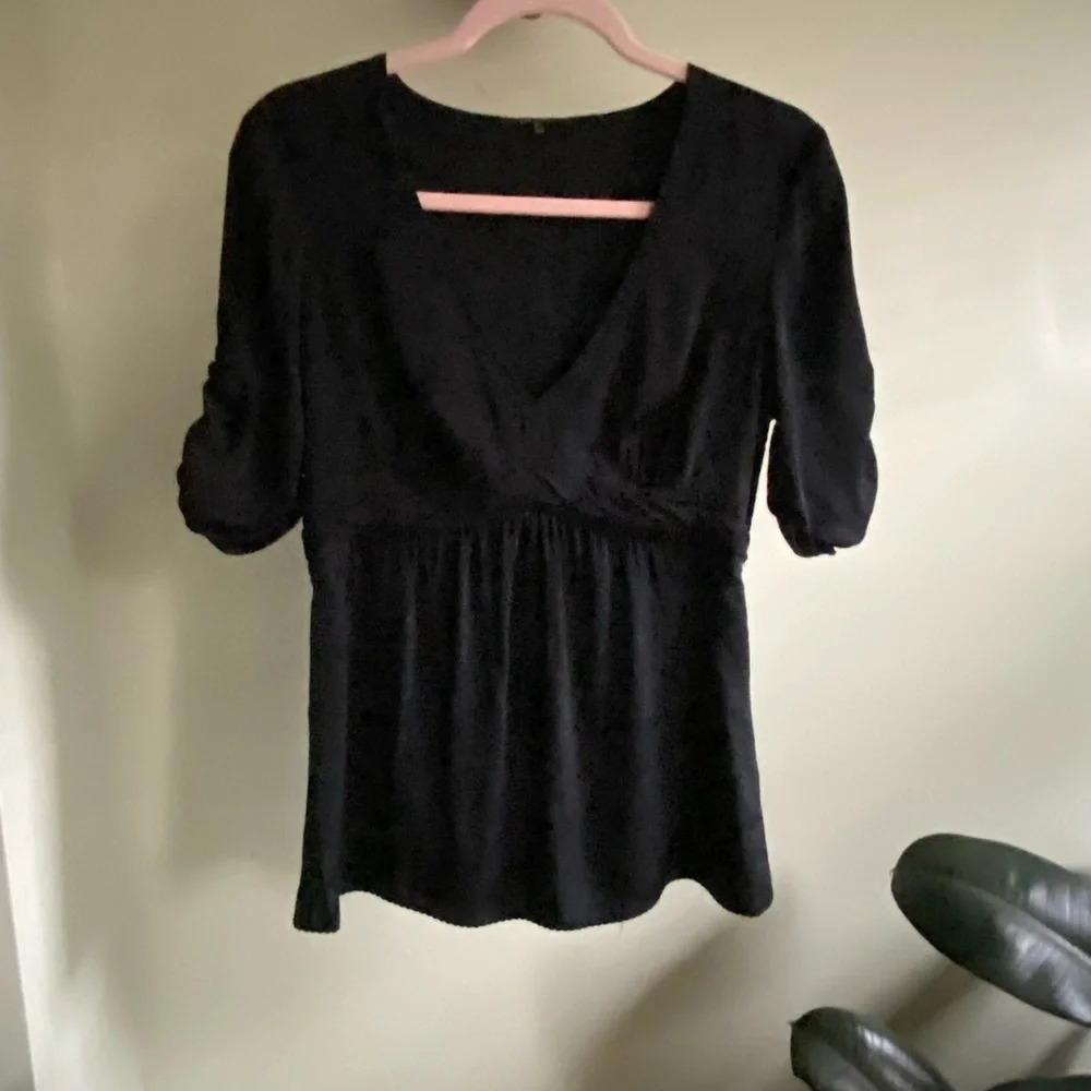Elie Tahari silk blend empire waist short sleeve blouse. Size M